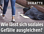 Passanten gehen an einem obdachlosen Mann vorbei