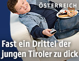 Dicker Jugendlicher auf Couch