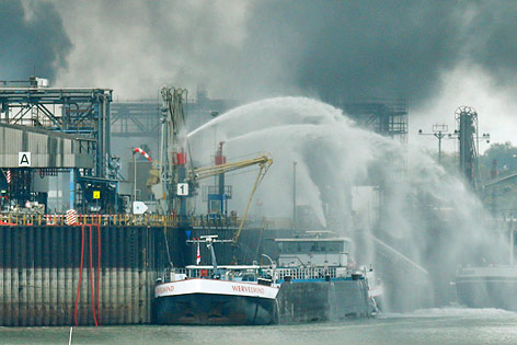 © Reuters/Ralph Orlowski Schiffe beim Löschen des Großbrandes im BASF-Werk Ludwigshafen