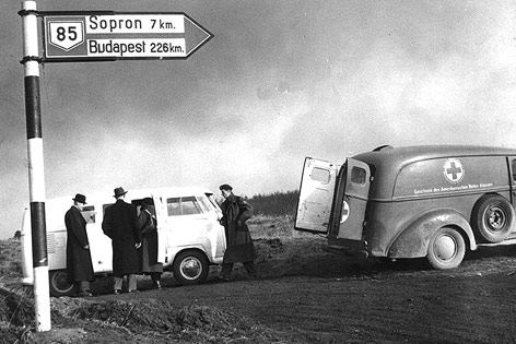 © APA/Rotes Kreuz Burgenland Rot-Kreuz-Auto vor dem Wegweiser Sopron - Budapest