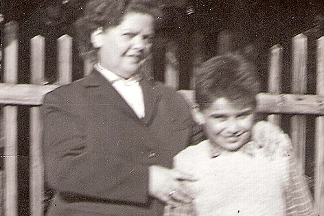 © Peter Martos Peter Martos mit seiner Mutter, ca. 1959