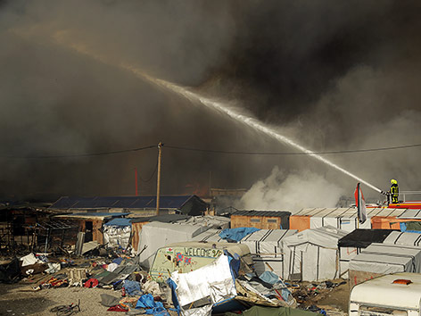 © Matt Dunham Löscharbeiten in Calais