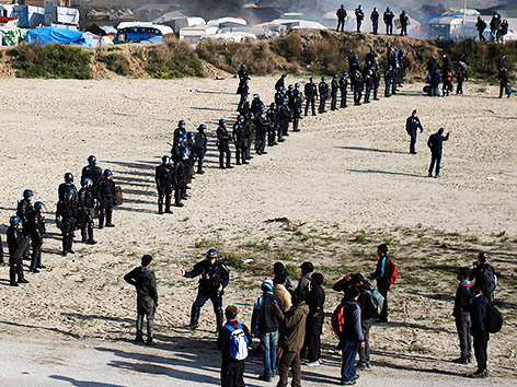 © APA/AP/Emilio Morenatti Sicherheitskräfte in Calais