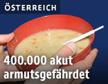 Suppe in einer Plastiksch&uuml;ssel