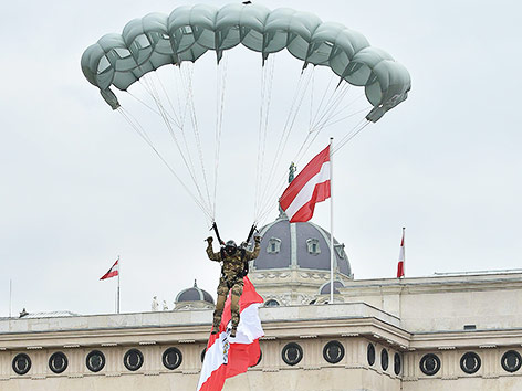 © APA/Hans Punz Fallschirmspringer des Bundesheeres