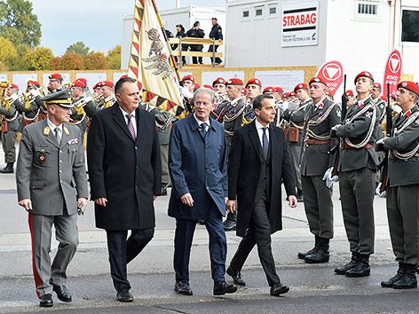 © APA/Hans Punz Verteidigungsminister Hans Peter Doskozil, Vizekanzler Reinhold Mitterlehner und Bundeskanzler Christian Kern