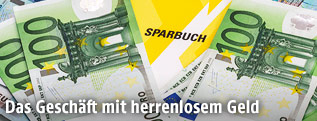 Sparbuch mit Euro-Scheinen
