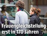 Straßenszene mit einer jungen Frau und einem Mann