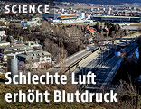 Häuser neben einer Autobahn