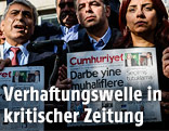 Politiker halten eine Ausgabe der Cumhuriyet