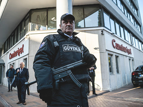 © APA/AFP/Ozan Kose Polizeieinsatz bei der türkischen Zeitung Cumhuriyet