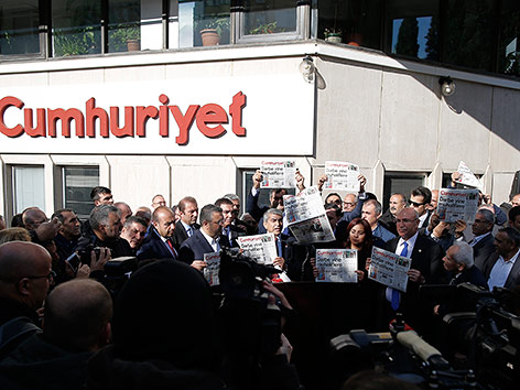 © APA/AP/Emrah Gurel Proteste vor der türkischen Zeitung Cumhuriyet