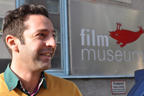 Der Leiter des Fotoarchivs im Filmmuseum, Roland Fischer-Briand