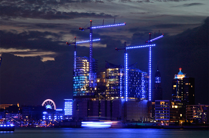 © Reuters/Christian Charisius Baustelle der Elbphilharmonie in Hamburg bei Nacht