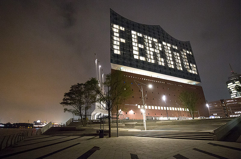 © APA/dpa/Christian Charisius Fertiggestellte Elbphilharmonie bei Nacht