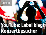 Konzertbesucher filmt mit Smartfon