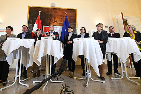© APA/Helmut Fohringer Sozialminister Alois Stöger (SPÖ) mit Sozialsprechern