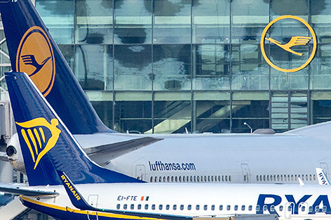 © APA/dpa/Boris Roessler Flugzeuge der Lufthansa und Ryan Air am Frankfurter Flughafen
