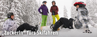 Jugendliche beim Skifahren