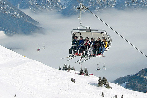 © APA/Harald Schneider Skifahrer auf einem Sessellift in Saalbach