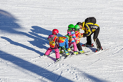 © ORF.at/Christian Öser Kleine Kinder in einer Skigruppe