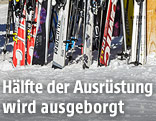 Skier an einem Ständer