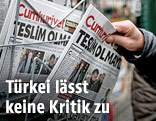 Mann beim Kauf der letzten Cumhuriyet-Ausgabe
