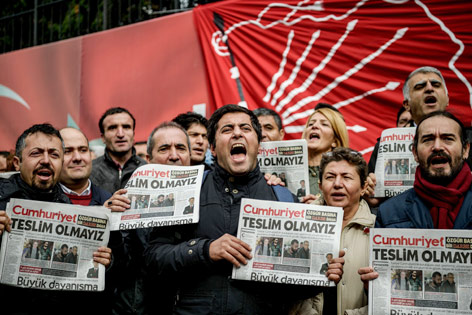 © APA/AFP/Ozan Kose Demonstration vor dem Gebäude der Cumhuriyet