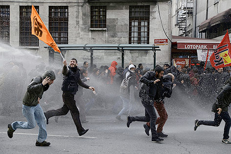 Türkische Polizei setzt Wasserwerfer gegen Demonstranten in Istanbul ein