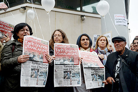 © APA/AFP/Yasin Akgul Demonstranten mit der letzten Ausgabe der türkischen Zeitung "Cumhuriyet" in Istanbul