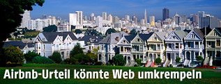 Holzh&auml;user vor der Skyline von San Francisco
