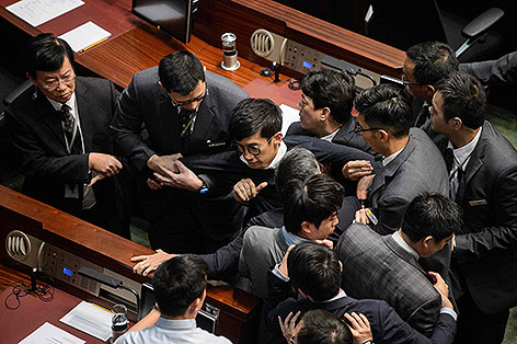 © APA/AFP/Anthony Wallace Baggio Leung wird aus dem Parlament gezerrt