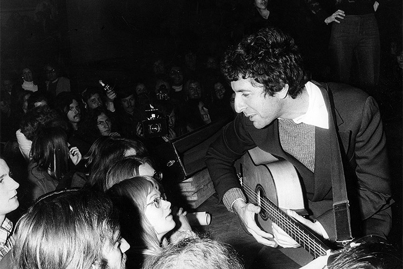 © picturedesk.com/Interfoto Leonard Cohen bei einem Konzert im Jahr 1972