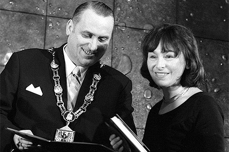 © AP/dpa/Heinz Ducklau Ilse Aichinger und Dortmunds Bürgermeister Heinrich Sondermann im Jahr 1971