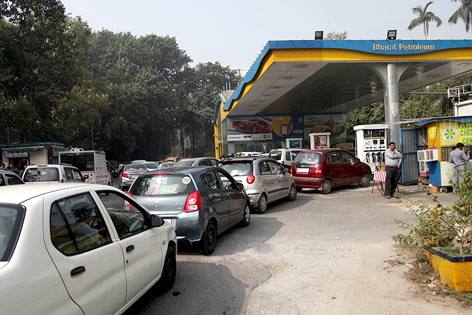 © AP Photo/Altaf Qadri Warteschlange vor einer Tankstelle