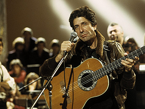 © picturedesk.com/United Archives/90060 Leonard Cohen mit Gitarre im Jahr 1979