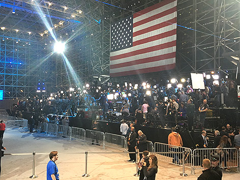 © ORF/Barbara Wolschek US-Flagge im Jacob Javits Convention Center