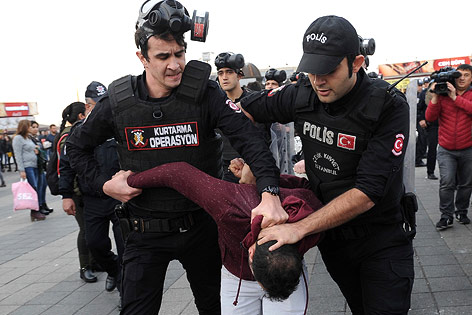 Verhaftung eines Demonstranten in Istanbul