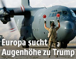 Deutscher Soldat weist ein Milit&auml;rflugzeug ein