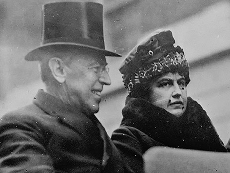 © AP Arcfhivbild aus dem Jahr 1918 des ehemaligen US-Präsidenten Woodrow Wilson und seiner Frau Edith Wilson