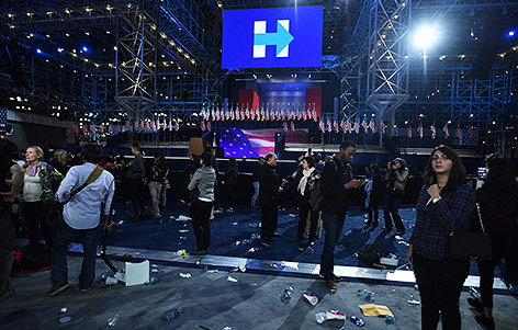 © APA/AFP/Jewel Samad Am Boden liegende US-Fahnen und wenige Menschen im Javits Congress Center