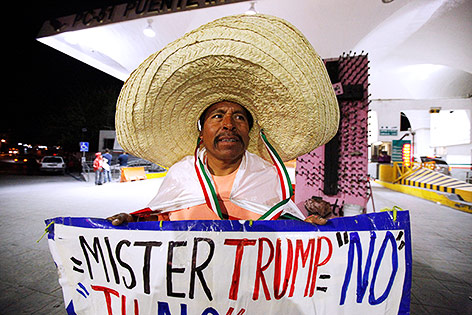 © Reuters/Jose Luis Gonzalez Ein Anti-Trump-Demonstrant mit Sombrero in Mexiko, nahe der Grenze zur USA