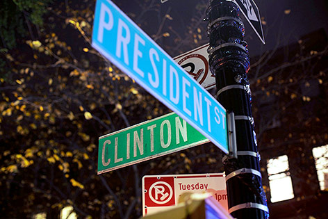 © Reuters/Saul Martinez Straßenschilder in New York zeigen die Wörter "President" und "Clinton"