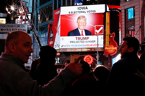 © APA/AFP/Eduardo Munoz Alvarez US-Bürger beobachten die eintreffenden Wahlergebnisse am Times Square