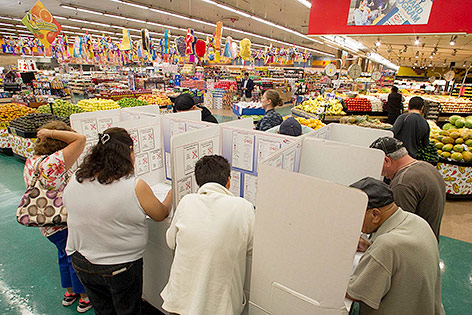 © APA/AP/The San Diego Union-Tribune/John Gibbins Stimmabgabe in einem Supermarkt