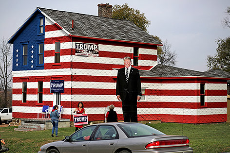© APA/AP/Gene J. Puskar Lisa Rossi vor ihrem "Trump House"