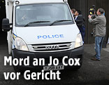 Polizeibus auf dem Weg zum Gericht
