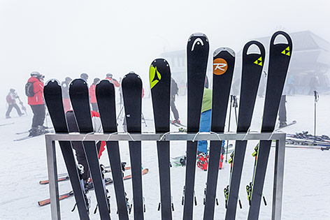 © ORF.at/Christian Öser Skier stecken im Schnee