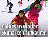 Chinesisches Mädchen lernt Ski zu fahren