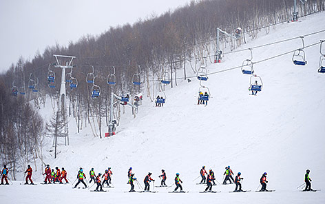 © AP Chinesen fahren in Ski